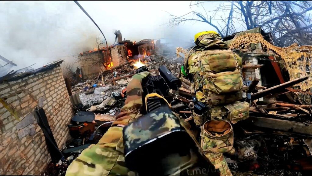 🔴 UKRAINE WAR – Ukrainian Special Assault Units Storm Russian Held Village in Heavy Urban Combat