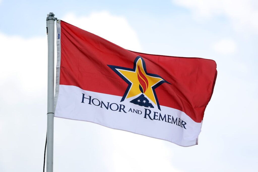 Proposed ‘Honor and Remember’ flag resembles communist imagery, Vietnam veterans argue Proposed ‘Honor and Remember’ flag resembles communist imagery, Vietnam veterans argue