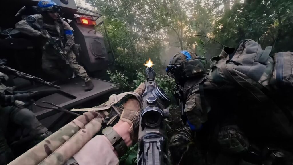 🔴 UKRAINE WAR – US Marine Storms Russian Stronghold During Mechanized Assault • Heavy Combat