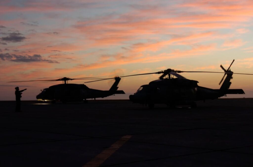 Navy’s ‘dinosaur’ carrier delivery plane flies into sunset Navy’s ‘dinosaur’ carrier delivery plane flies into sunset