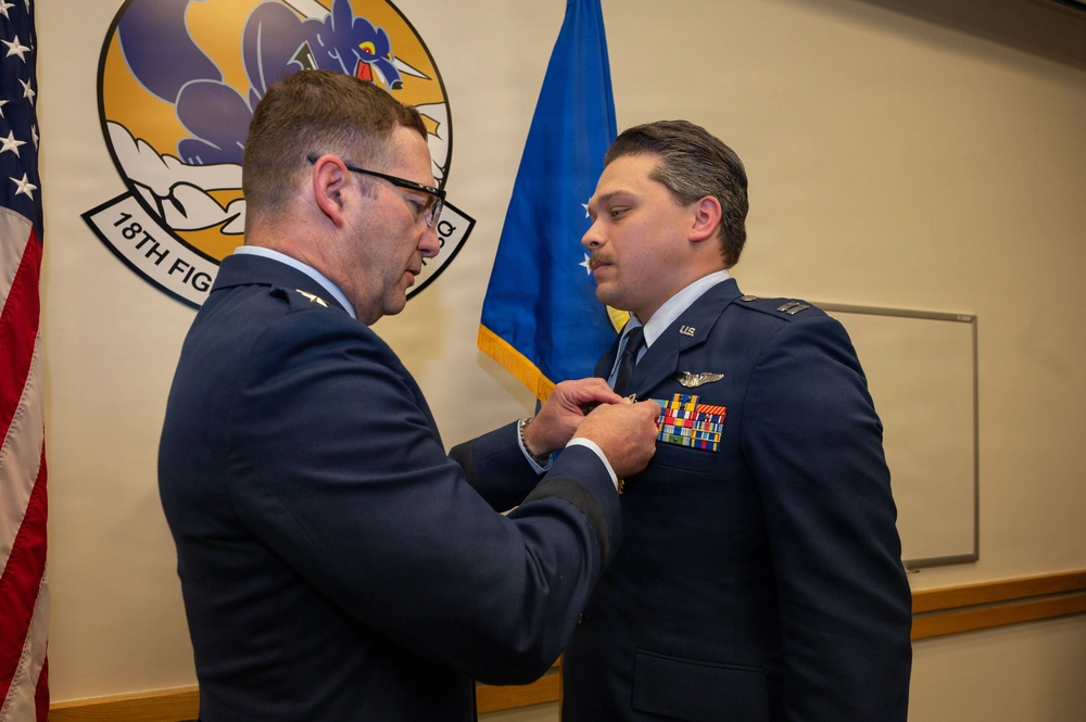 F-16 pilot awarded Distinguished Flying Cross for bravery in Saudi Arabia deployment F-16 pilot awarded Distinguished Flying Cross for bravery in Saudi Arabia deployment